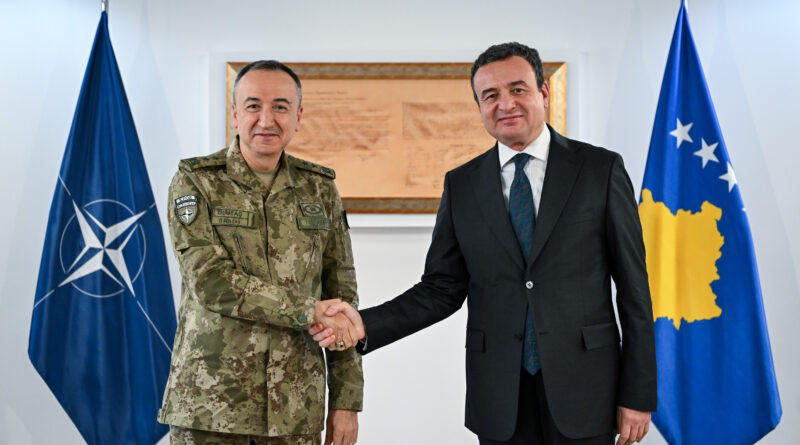 Kurti takim lamtumirës me komandantin e KFOR-it: Ulutaş largohet nga Kosova si mik