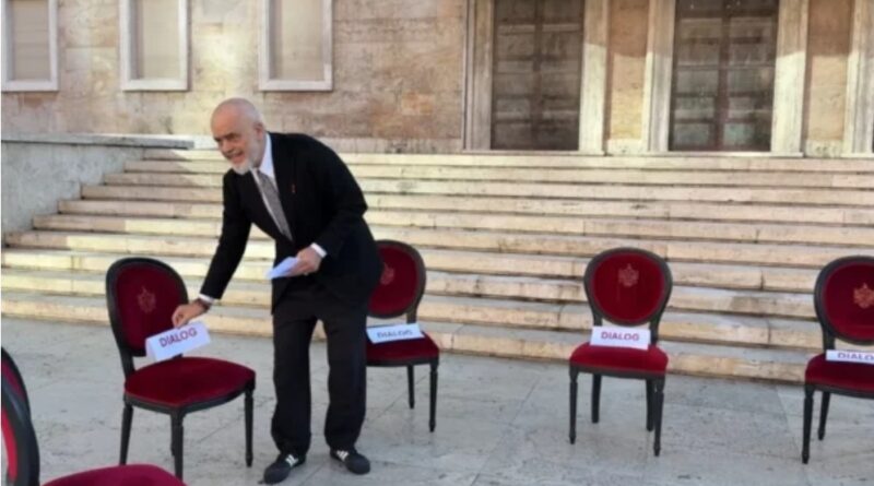 Rama vendos karriget te Kryeministria, i fton studentët për  “dialog”, shihen forca të shumta policore