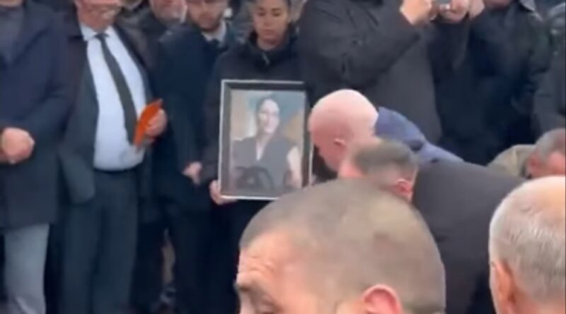 Varroset Arlinda Zekaj në fshatin Radac të Pejës, nga ceremonia bëhet thirrje për drejtësi