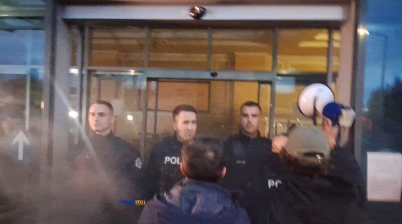Dita e tretë e protestës për rastin e Arlinda Zekajt, hedhen tymues  para Ministrisë së Gërvallës: Dorëheqje